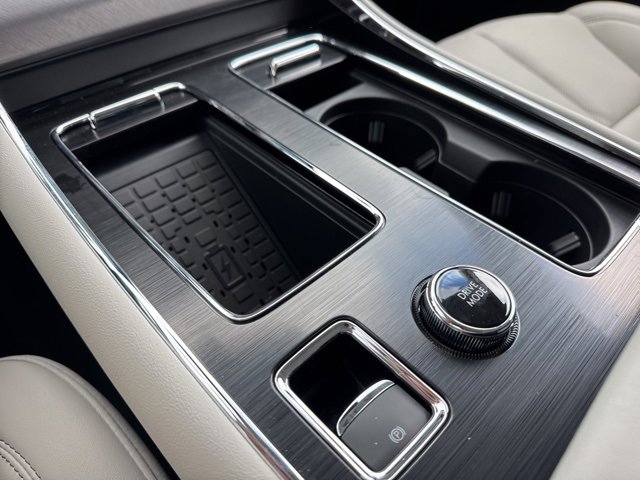 New 2025 Lincoln Aviator AWD image 18