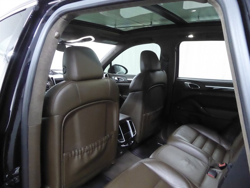 Used 2015 Porsche Cayenne Turbo image 27