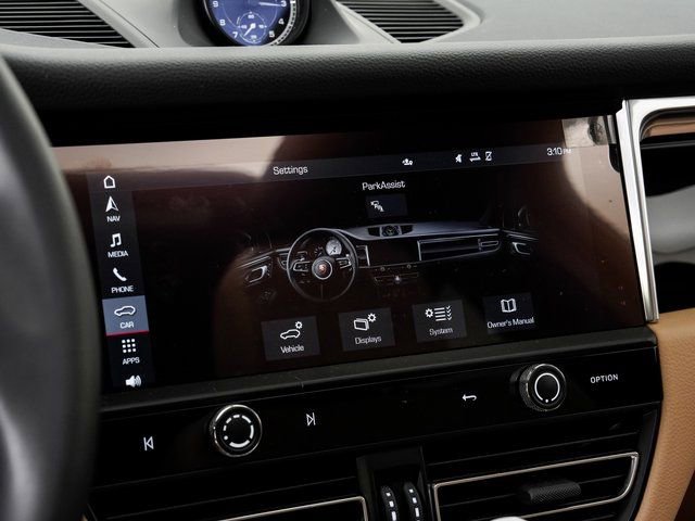Certified 2025 Porsche Macan image 18