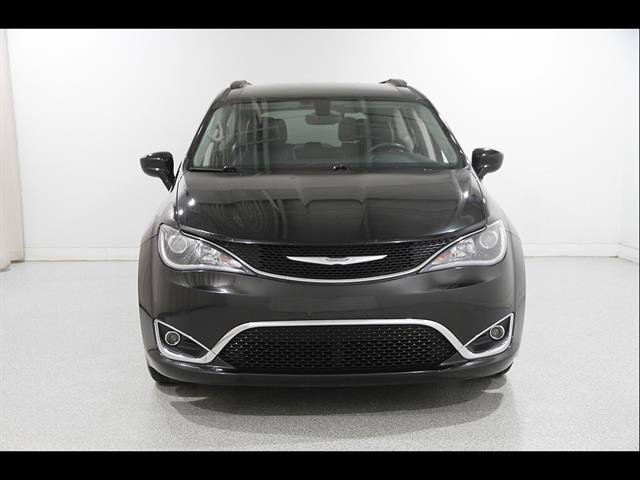 Used 2017 Chrysler Pacifica Touring-L FWD image 2