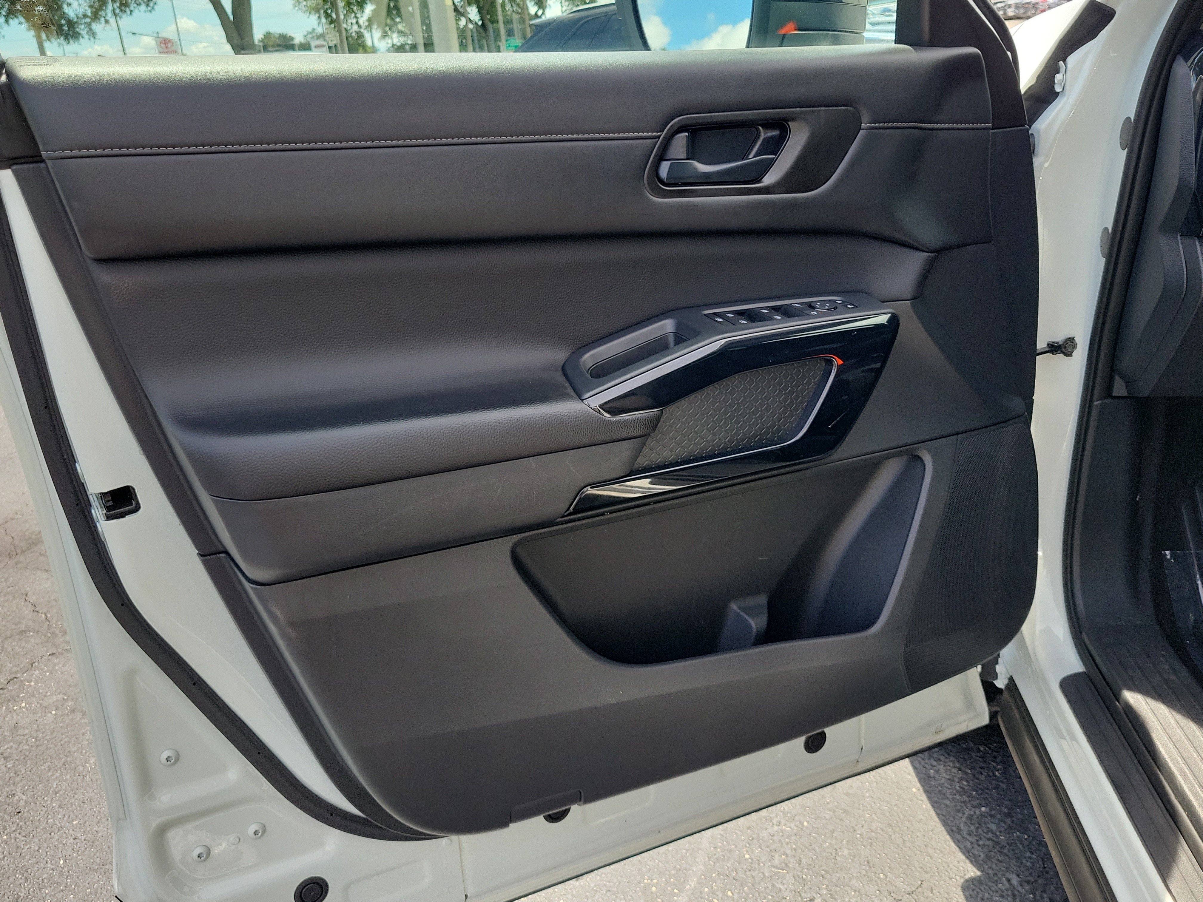 Used 2025 Nissan Pathfinder S FWD image 18
