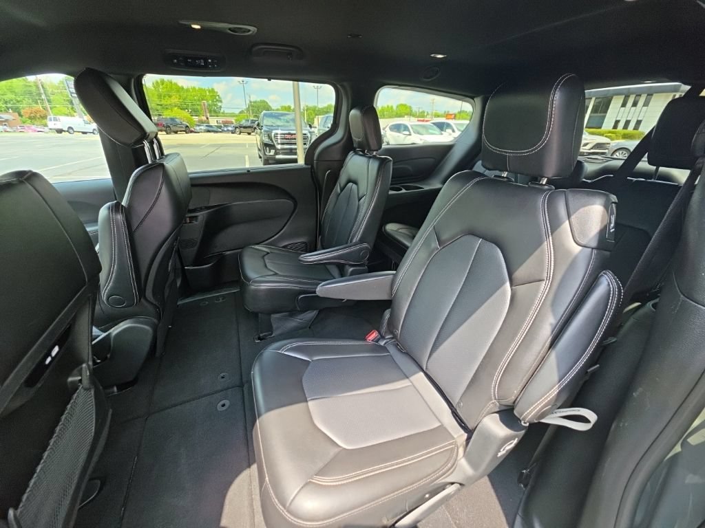 Used 2025 Chrysler Pacifica Select FWD image 19