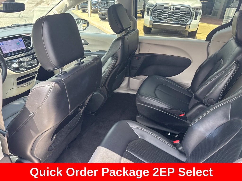 Used 2024 Chrysler Pacifica Limited FWD image 16