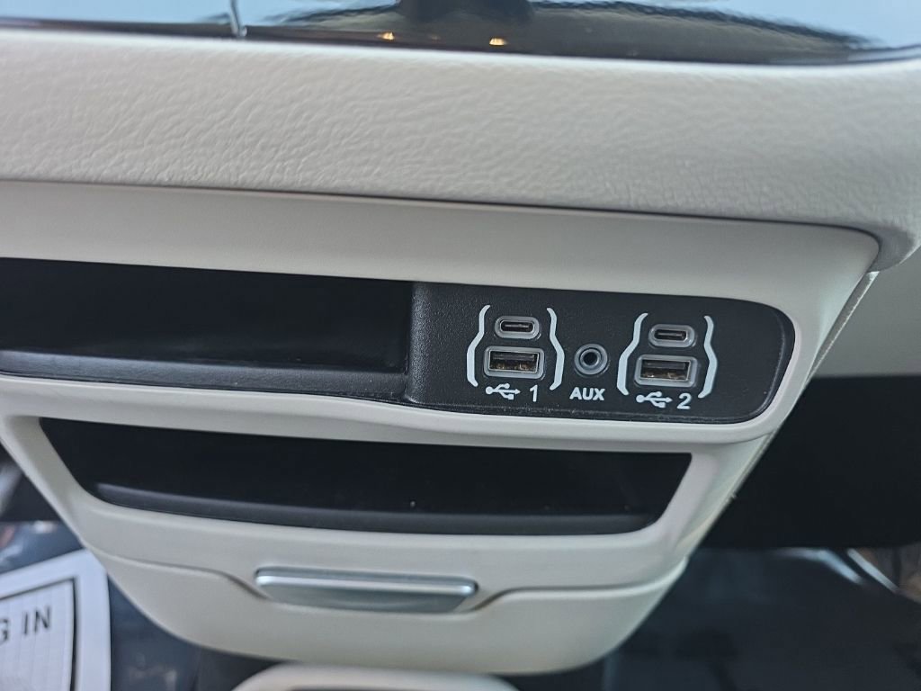 Used 2024 Chrysler Pacifica Touring-L FWD image 16