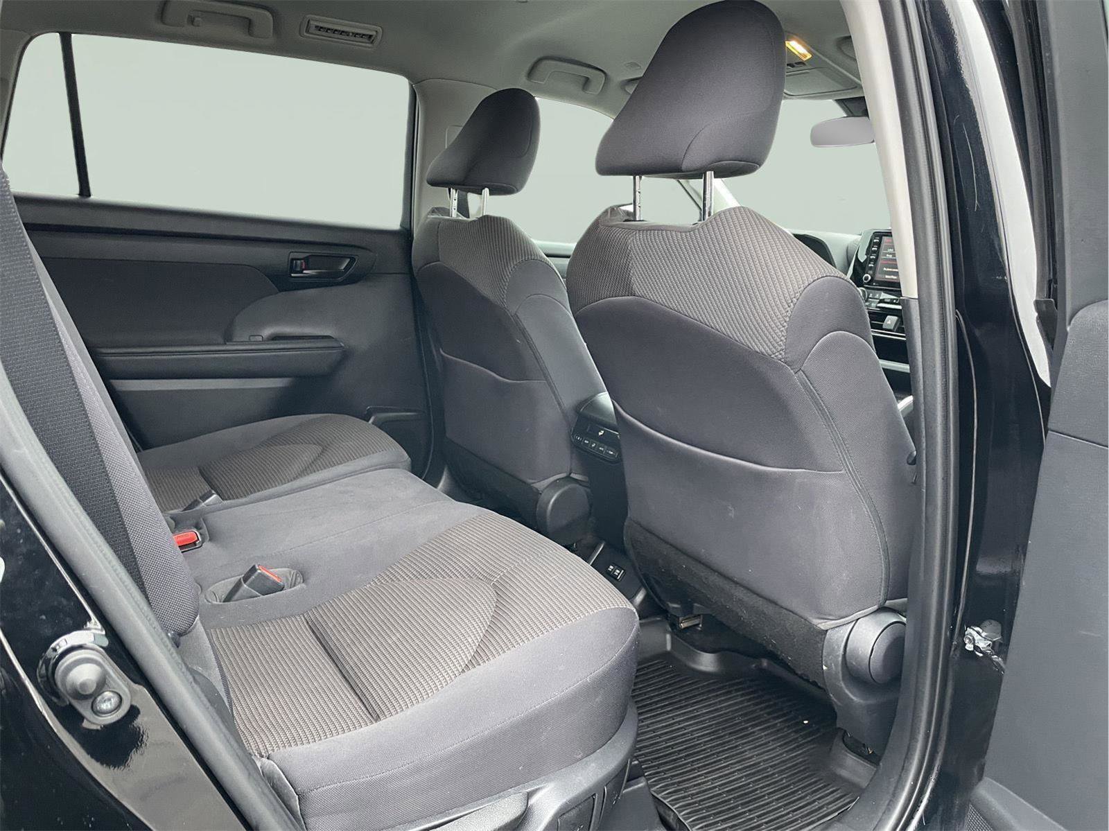 Used 2021 Toyota Highlander LE image 20