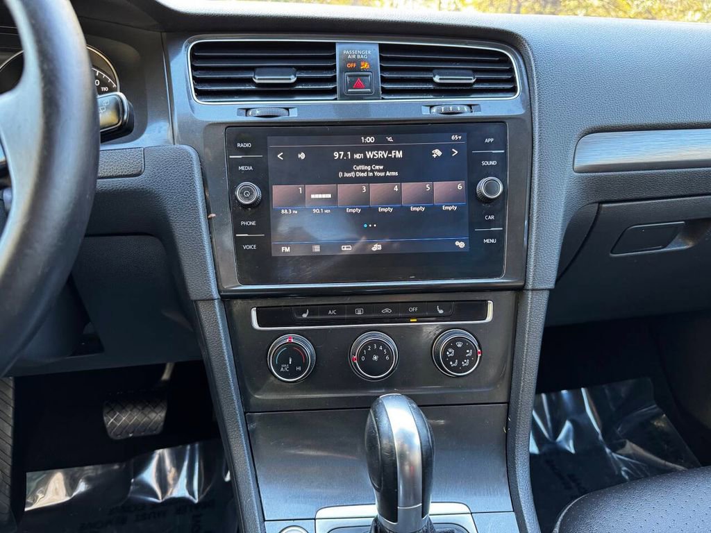 Used 2018 Volkswagen Golf SE image 11