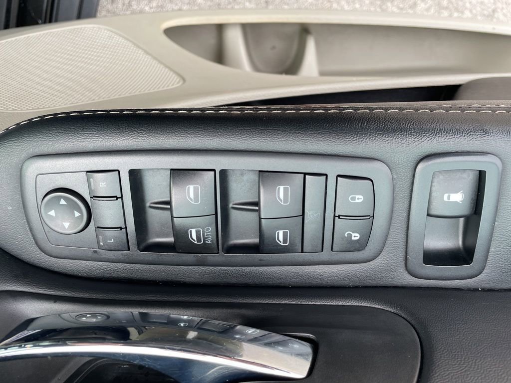 Used 2017 Dodge Grand Caravan SXT image 12