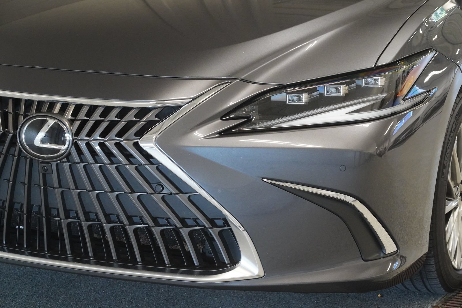 Used 2023 Lexus ES 350 Ultra Luxury w/ Accessory Package (Z2) FWD image 6