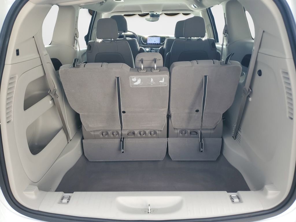 Used 2021 Chrysler Pacifica Touring image 9