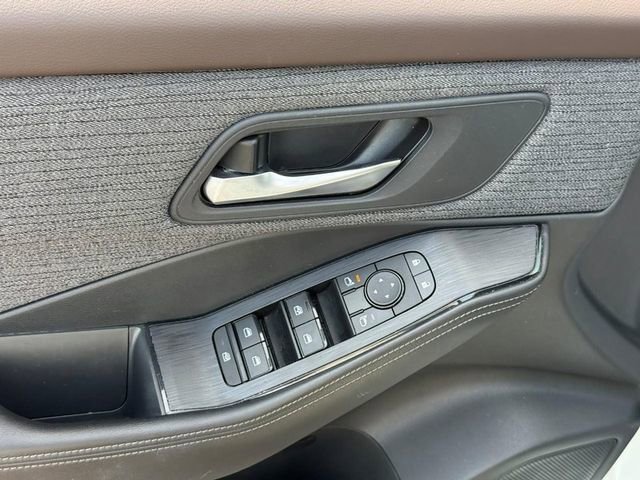 Used 2021 Nissan Rogue SV AWD/4WD image 16
