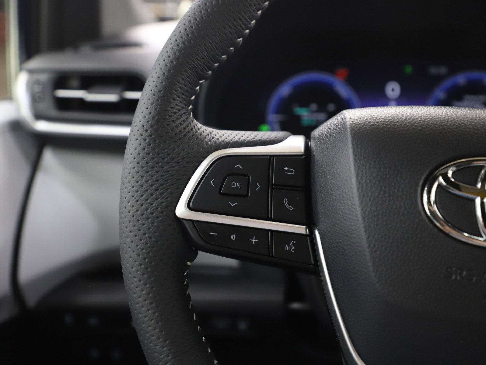 Used 2025 Toyota Sienna XSE image 28