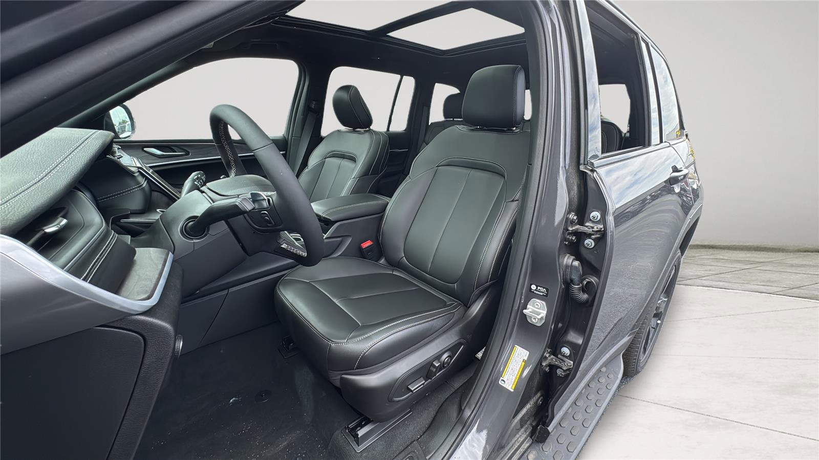 New 2025 Jeep Grand Cherokee Limited w/ Black Appearance Package AWD/4WD image 18