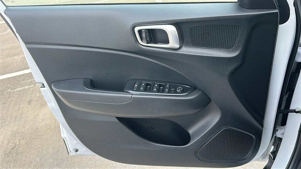 Certified 2025 Hyundai Venue SEL image 19