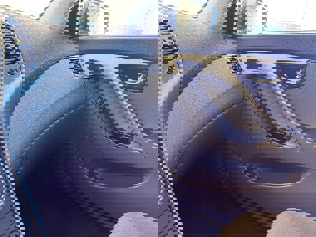 Used 2015 Hyundai Elantra SE image 18