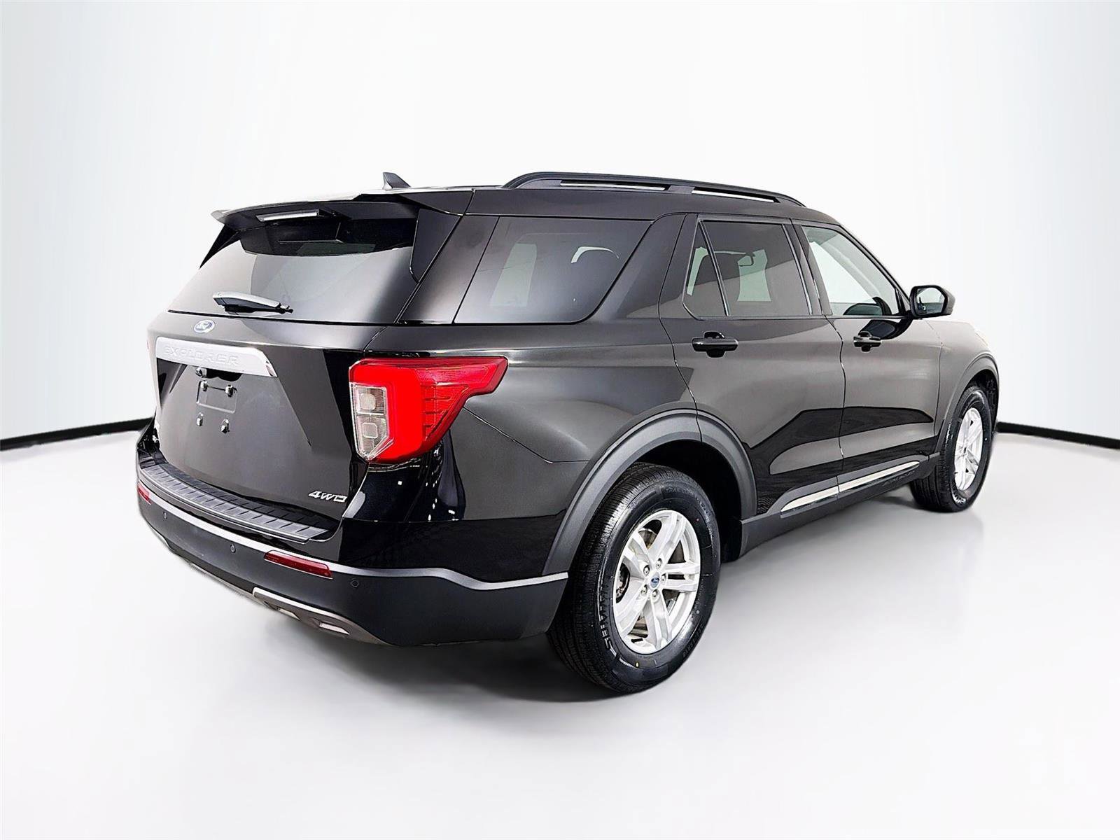 Used 2022 Ford Explorer XLT w/ Equipment Group 202A image 7