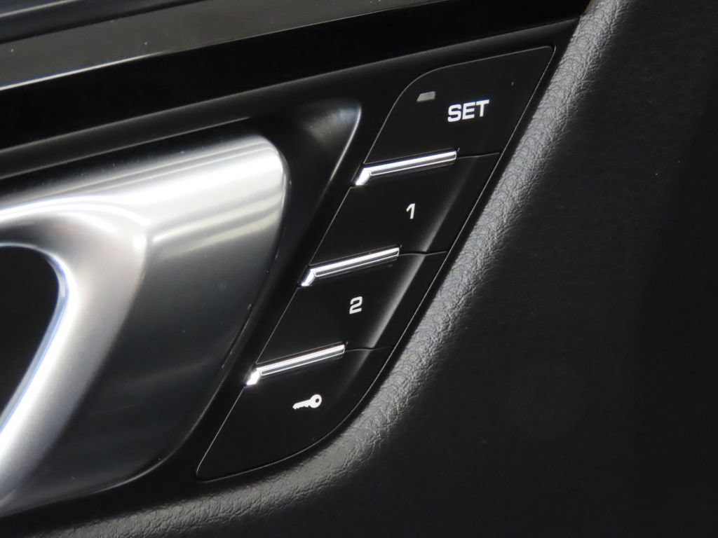 Certified 2026 Porsche Macan AWD/4WD image 36