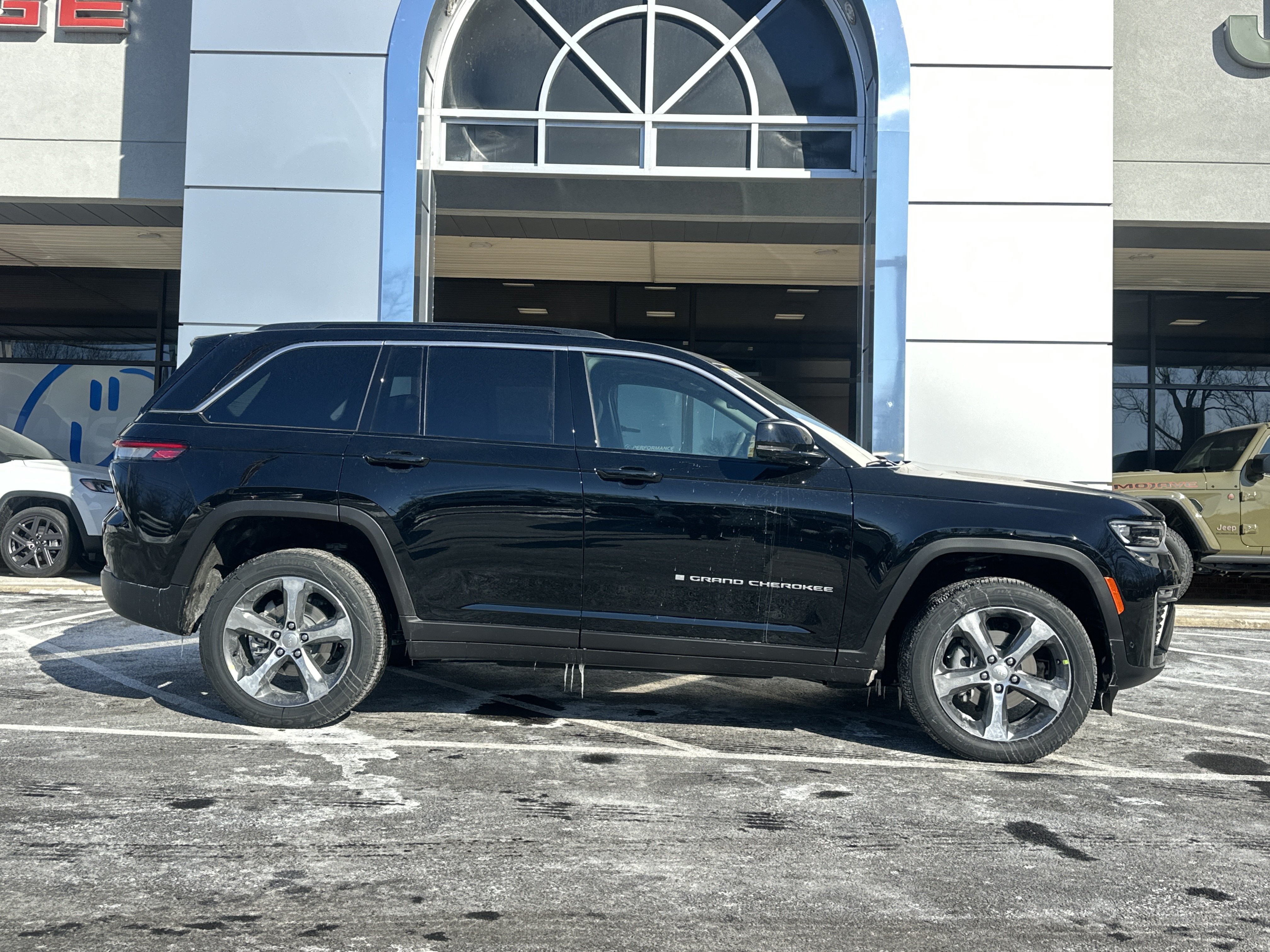 New 2026 Jeep Grand Cherokee Limited w/ Luxury Tech Group II AWD/4WD image 20