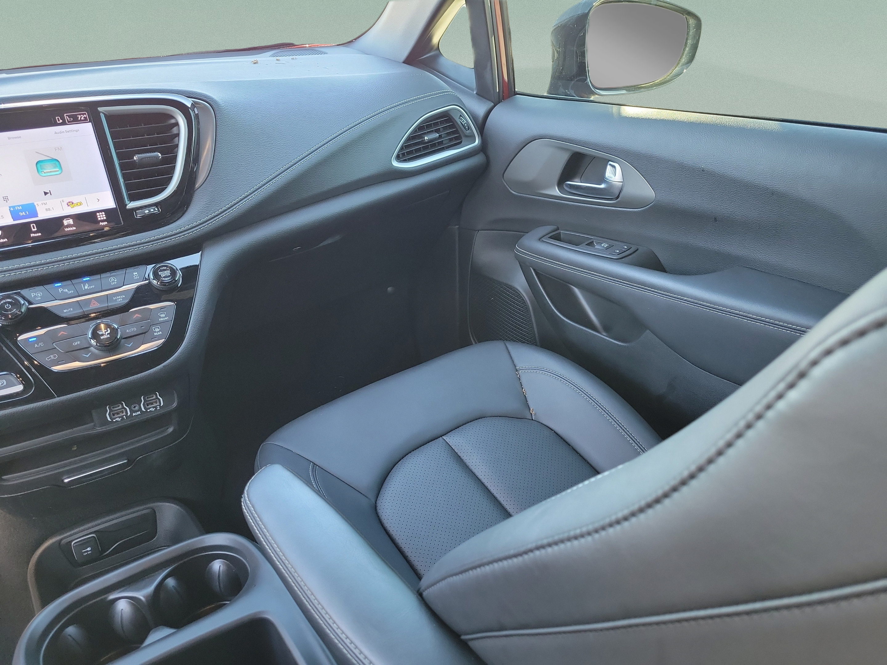 Used 2025 Chrysler Pacifica Select AWD/4WD image 10