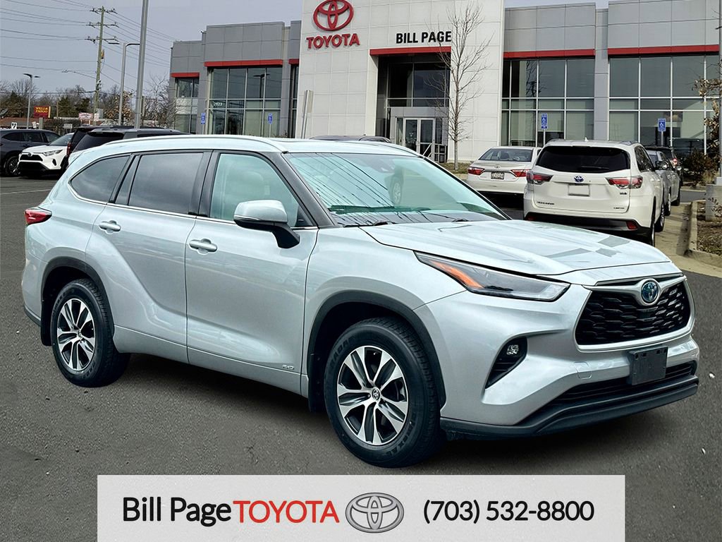 Used 2022 Toyota Highlander XLE AWD/4WD image 1