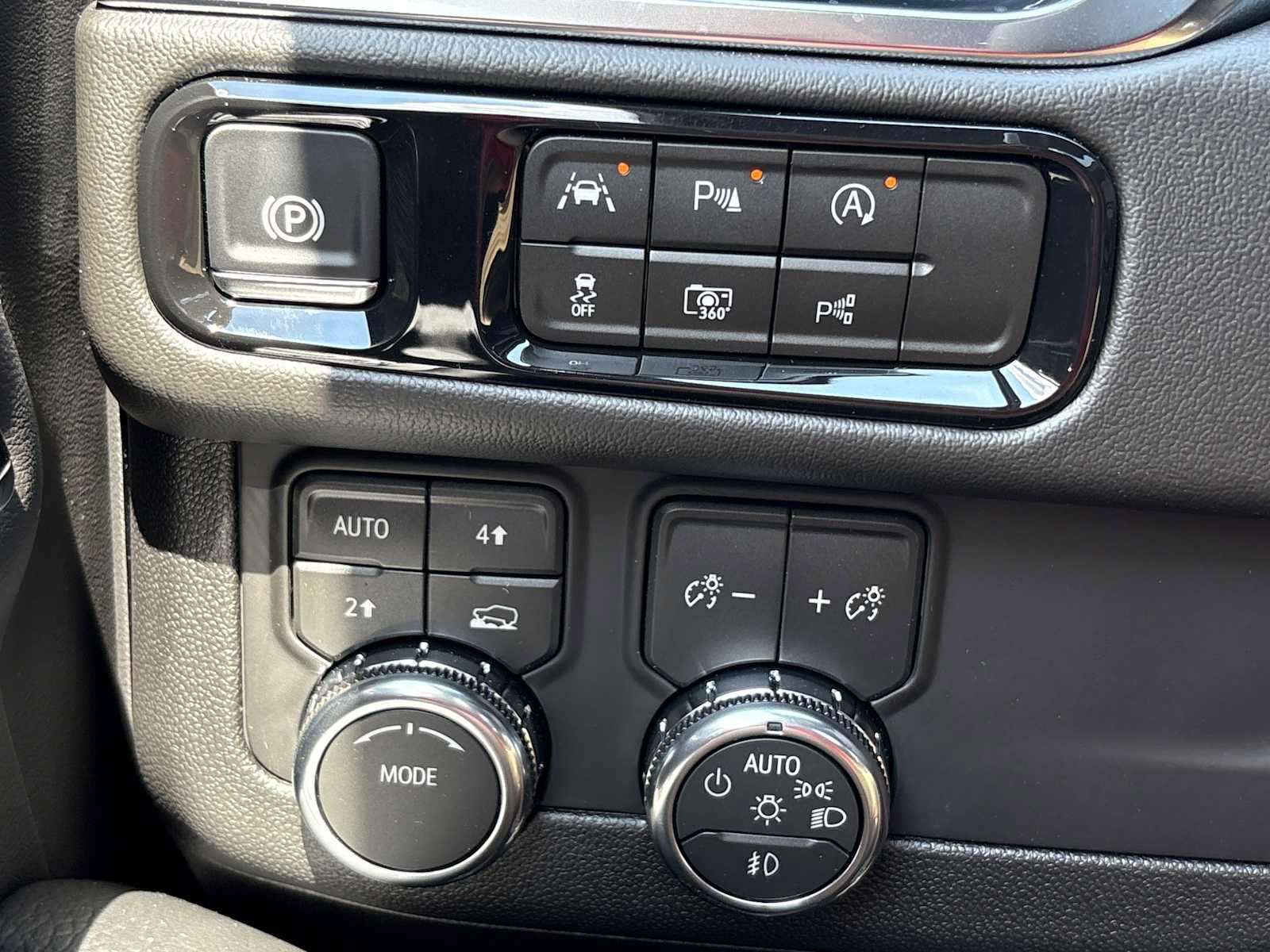 New 2026 GMC Yukon Denali w/ Sun & Power Step Package AWD/4WD image 10