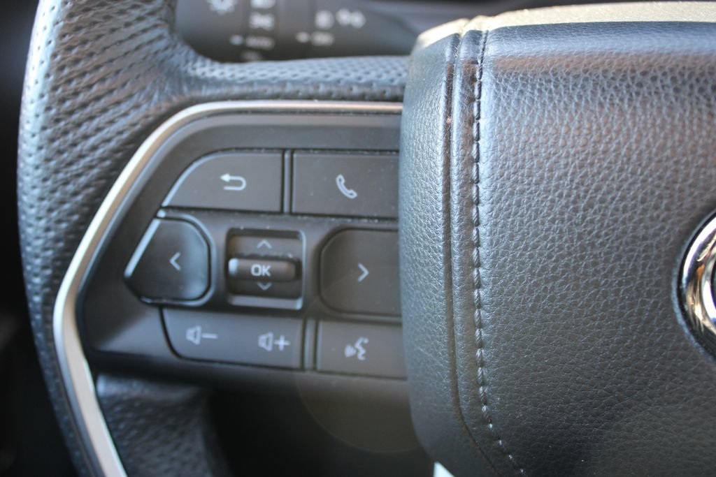 Used 2025 Toyota Sequoia SR5 AWD/4WD image 38