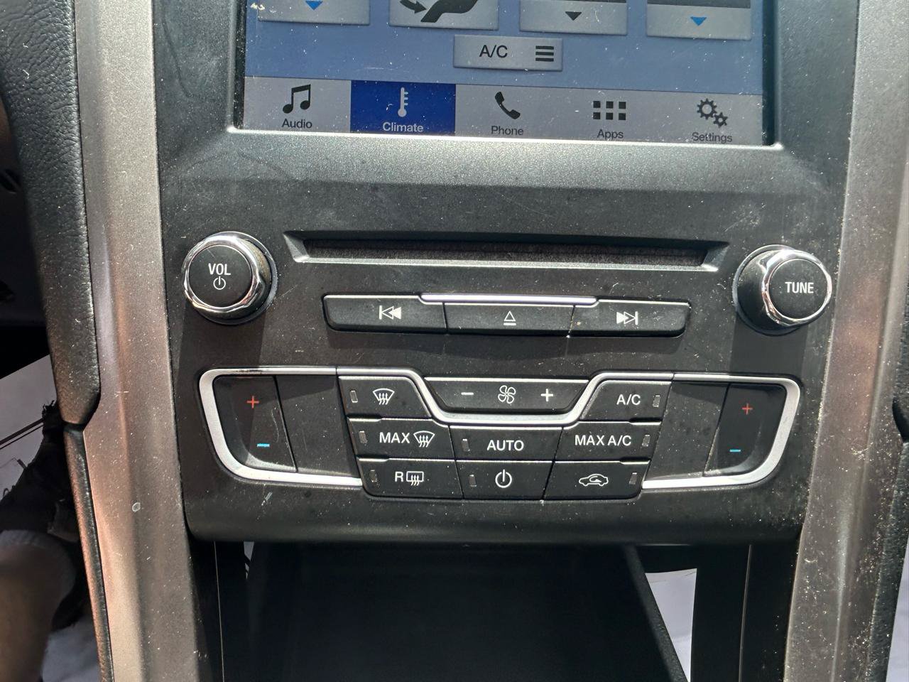 Used 2017 Ford Fusion SE w/ Fusion SE Technology Package FWD image 25
