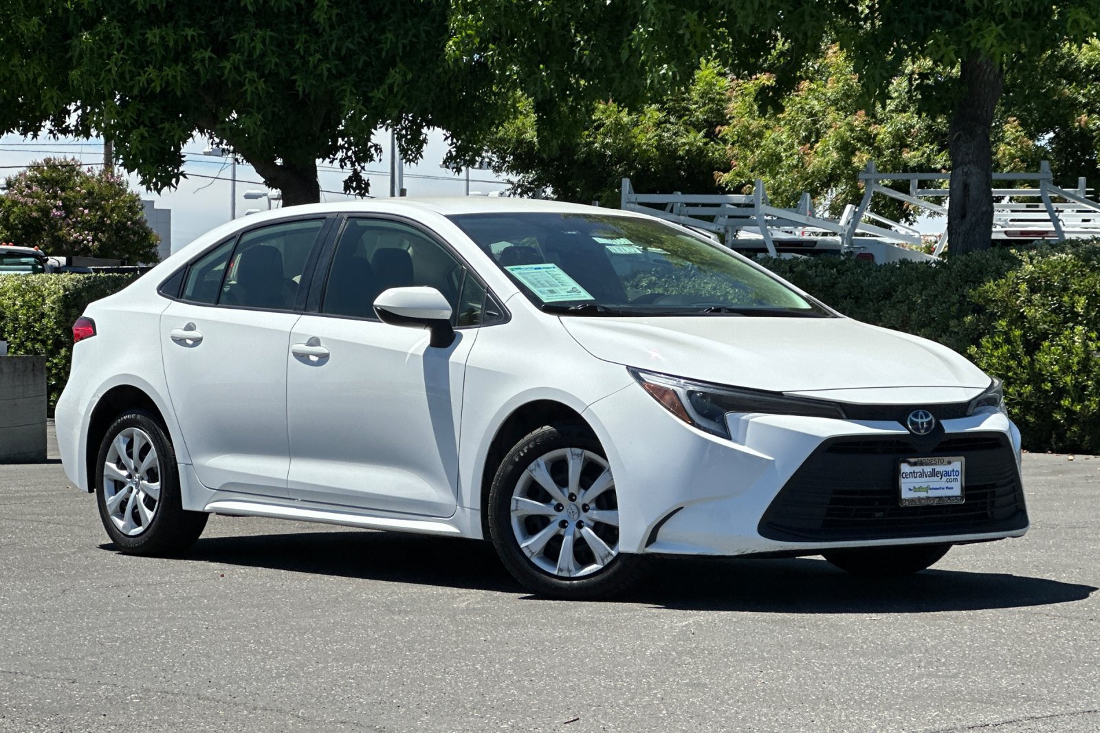 Used 2023 Toyota Corolla LE FWD image 2