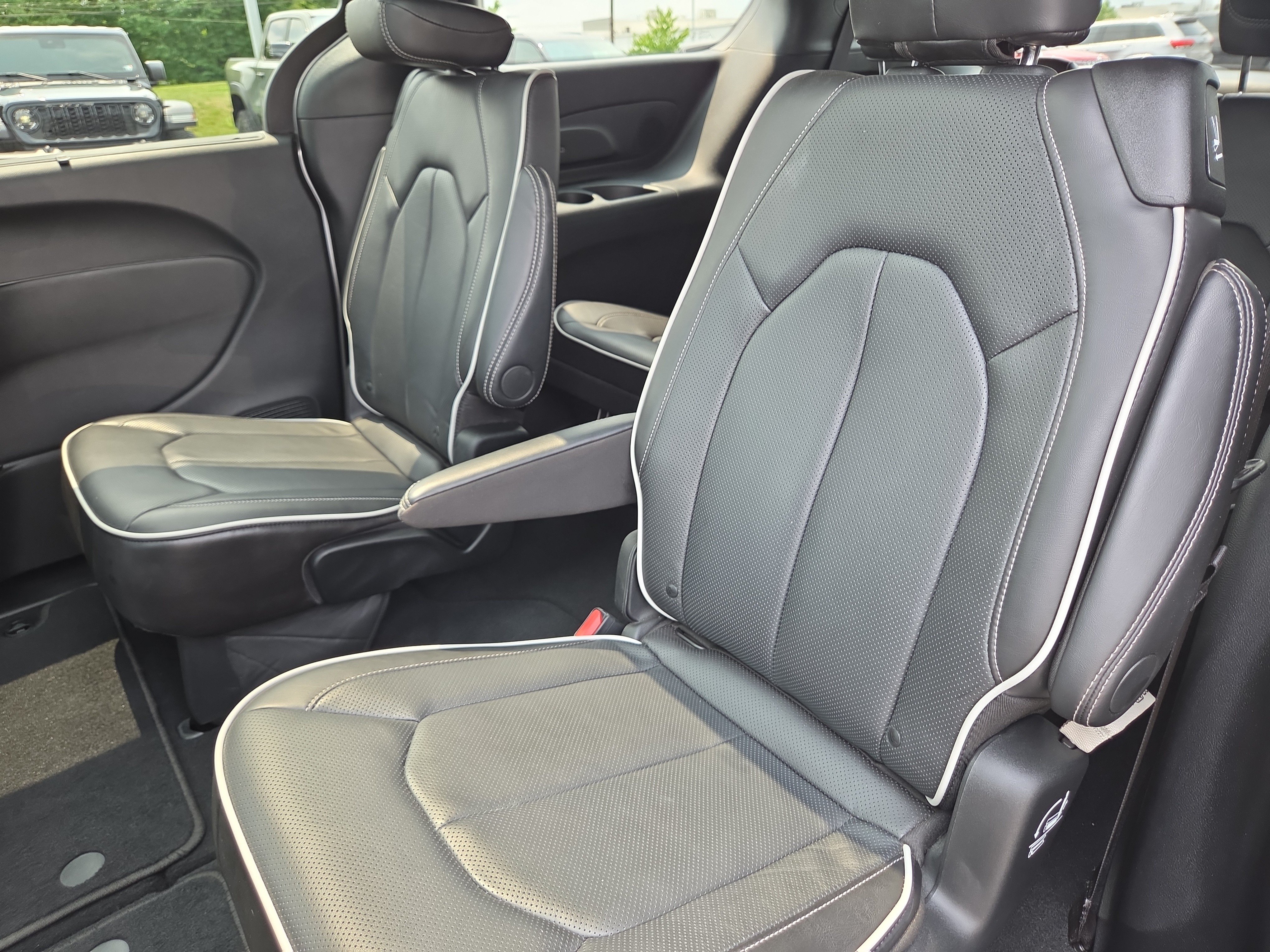 Used 2026 Chrysler Pacifica Limited FWD image 9