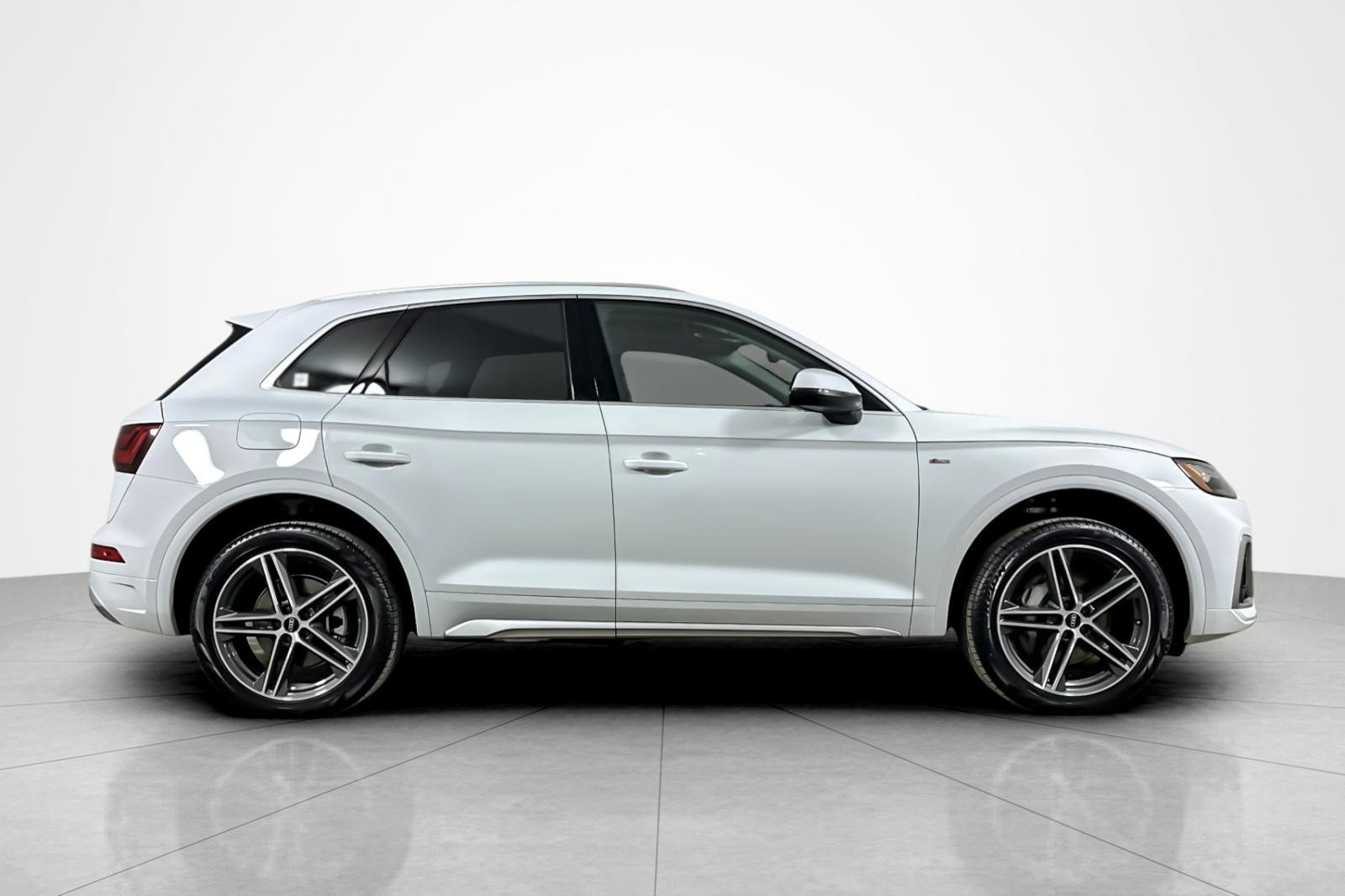 Used 2023 Audi Q5 e Premium w/ Convenience Package image 6