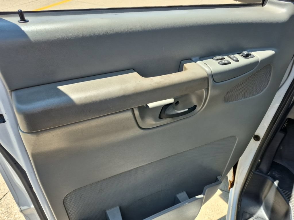 Used 2006 Ford E-150 and Econoline 150 RWD image 6