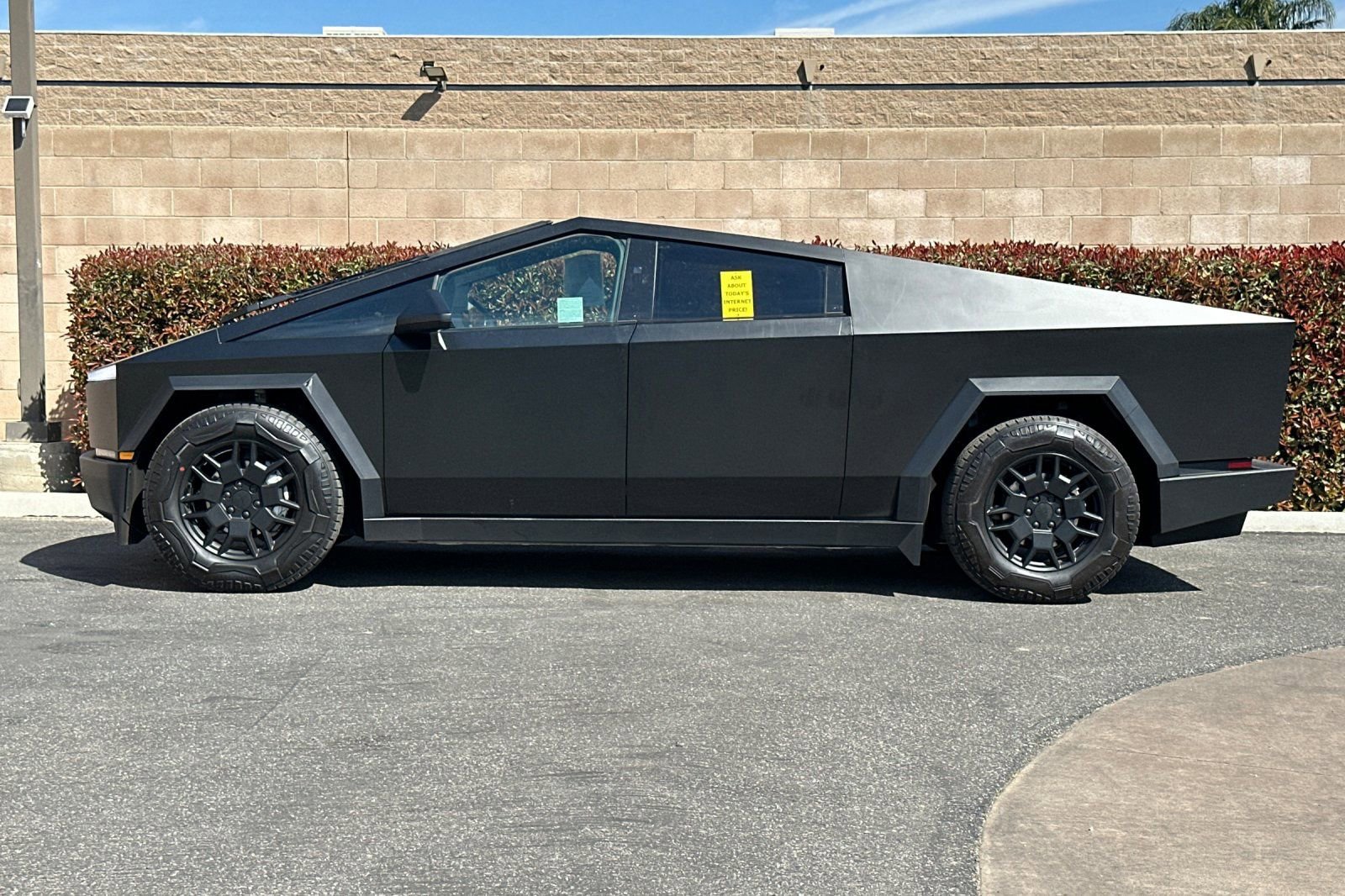 Used 2024 Tesla Cybertruck AWD Crew Cab image 7