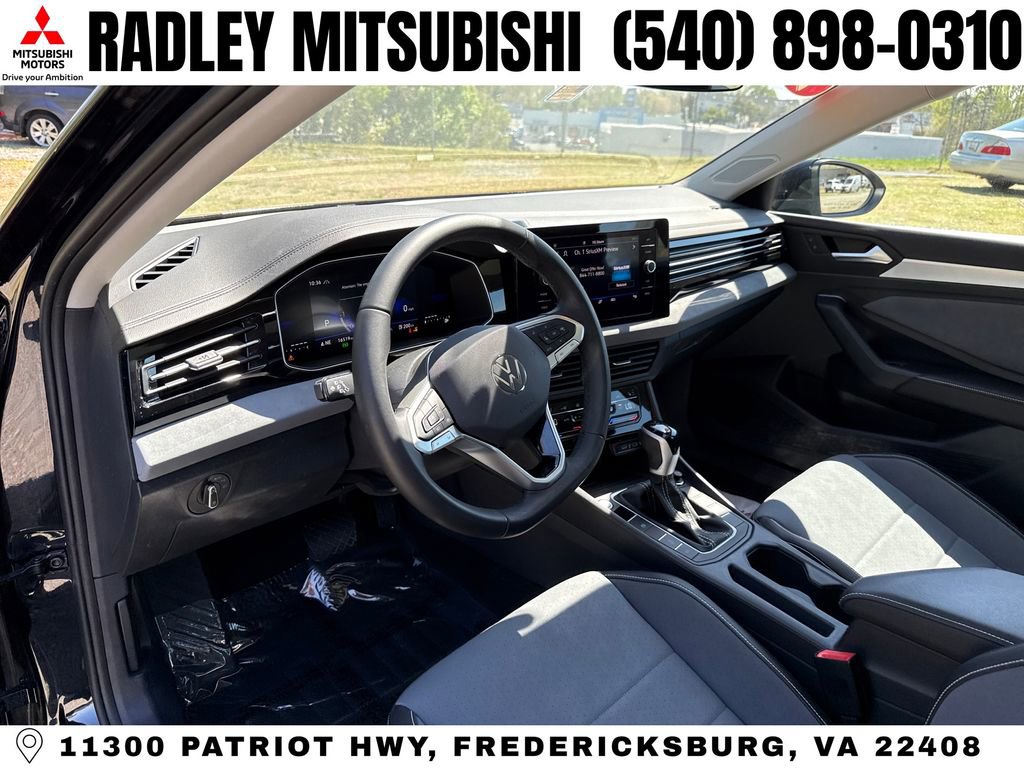 Used 2025 Volkswagen Jetta SE w/ Sunroof Package image 4