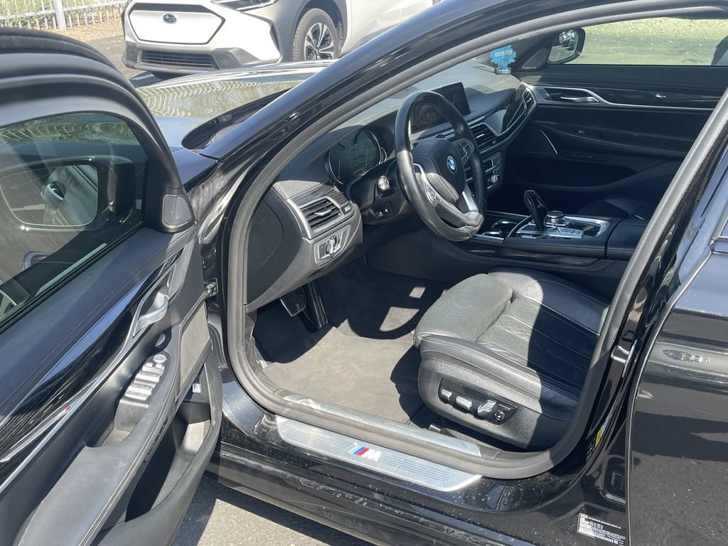 Used 2019 BMW 750i xDrive w/ M Sport Package AWD/4WD image 4