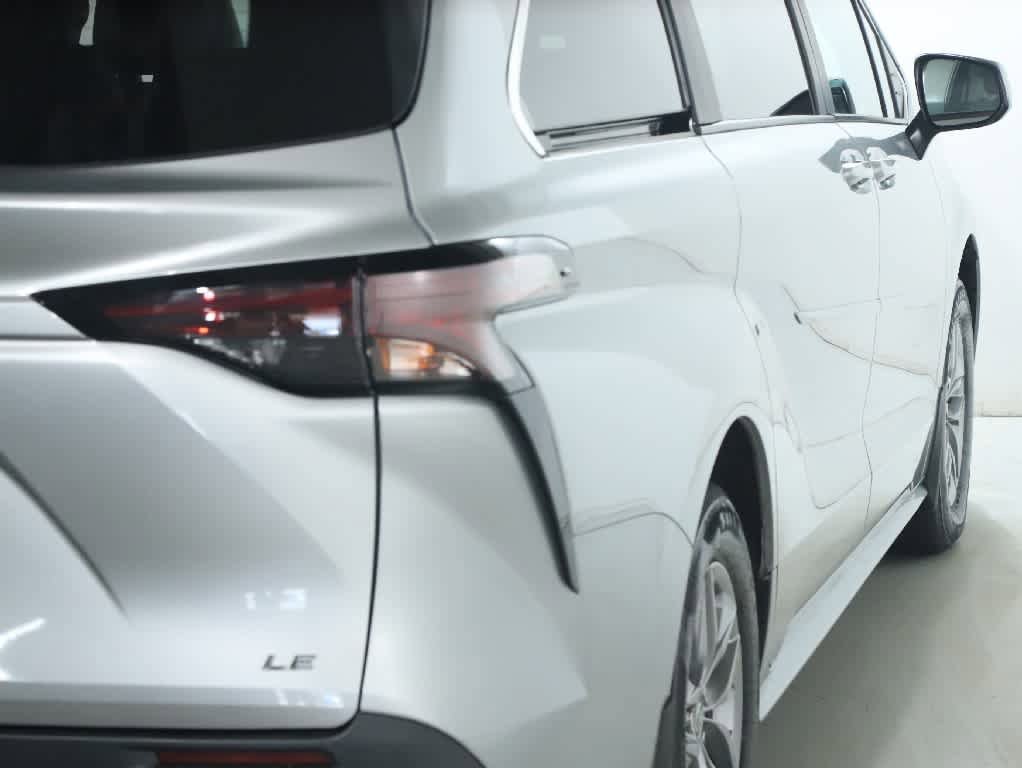 Used 2025 Toyota Sienna LE FWD image 42
