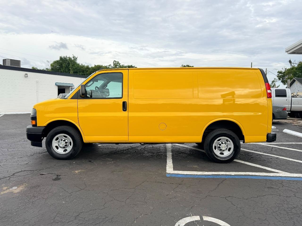 Used 2020 Chevrolet Express 2500 RWD image 4