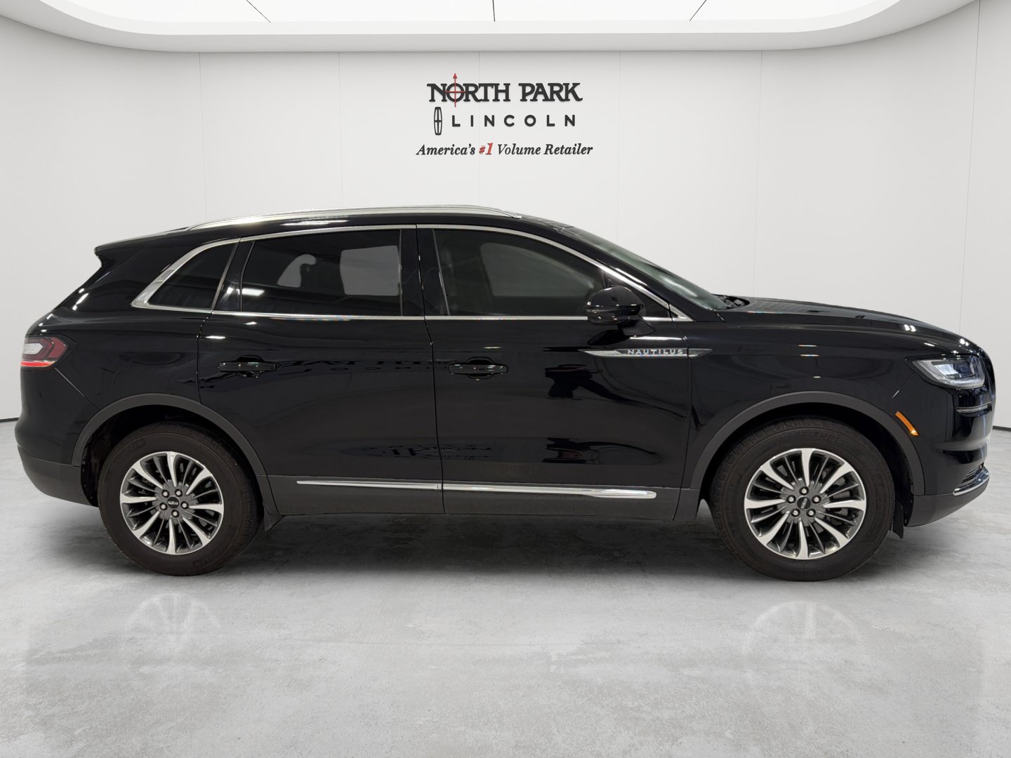 Used 2023 Lincoln Nautilus AWD w/ Premium Package image 6