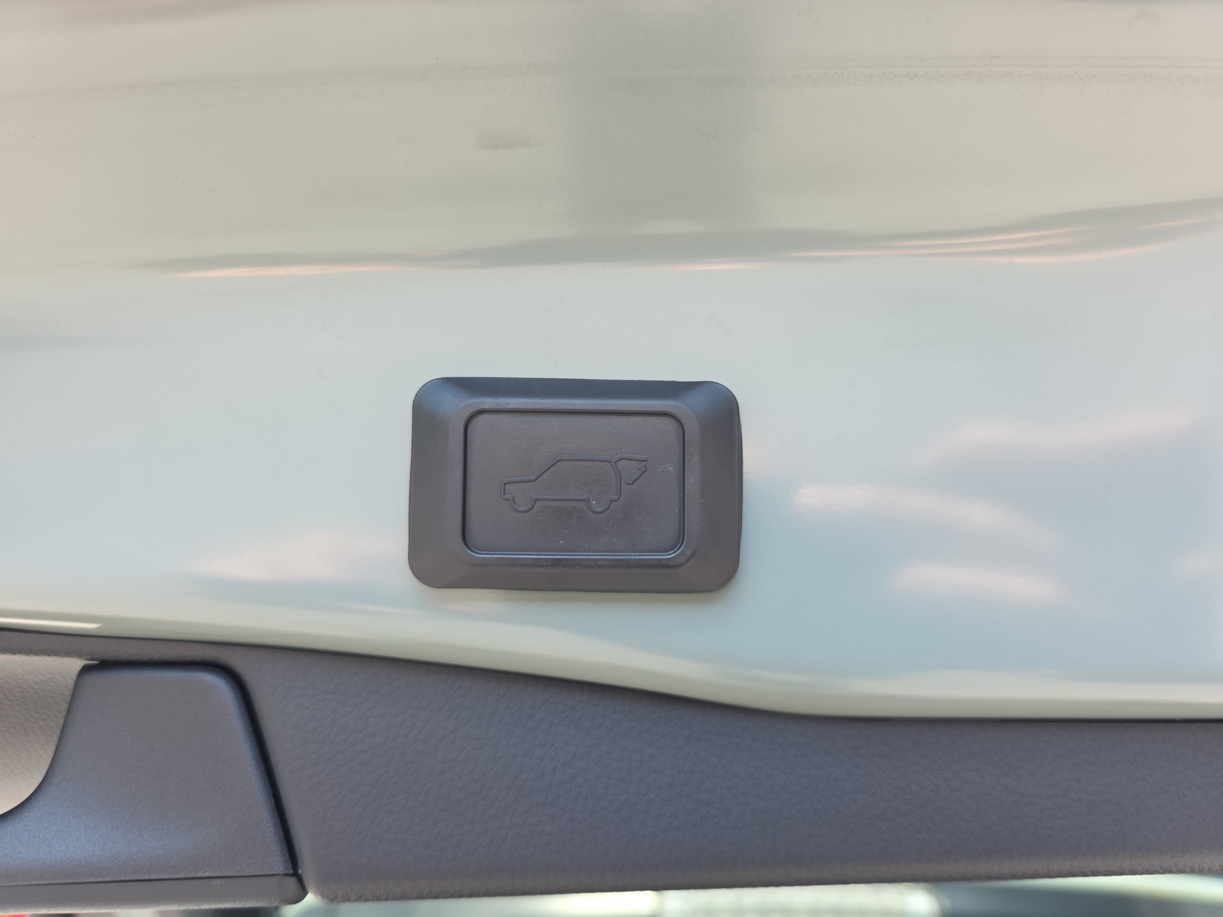 Used 2019 Toyota RAV4 XLE Premium FWD image 11