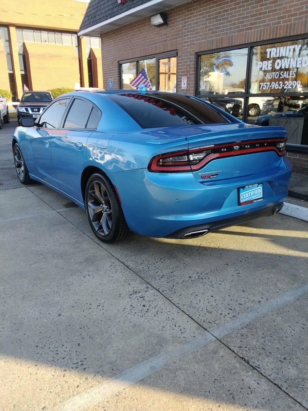 Used 2019 Dodge Charger SXT image 2