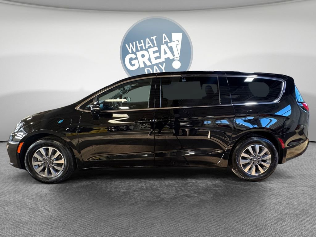 Used 2025 Chrysler Pacifica Select w/ Uconnect Theater Family Group image 7