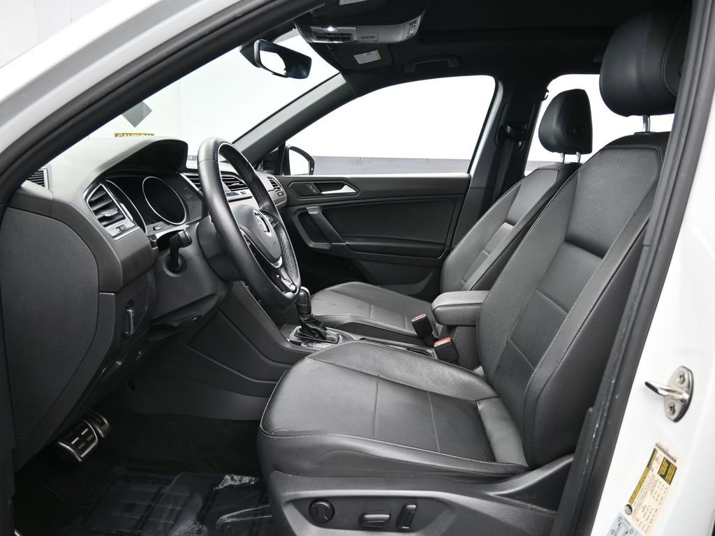 Used 2020 Volkswagen Tiguan SE R-Line image 11