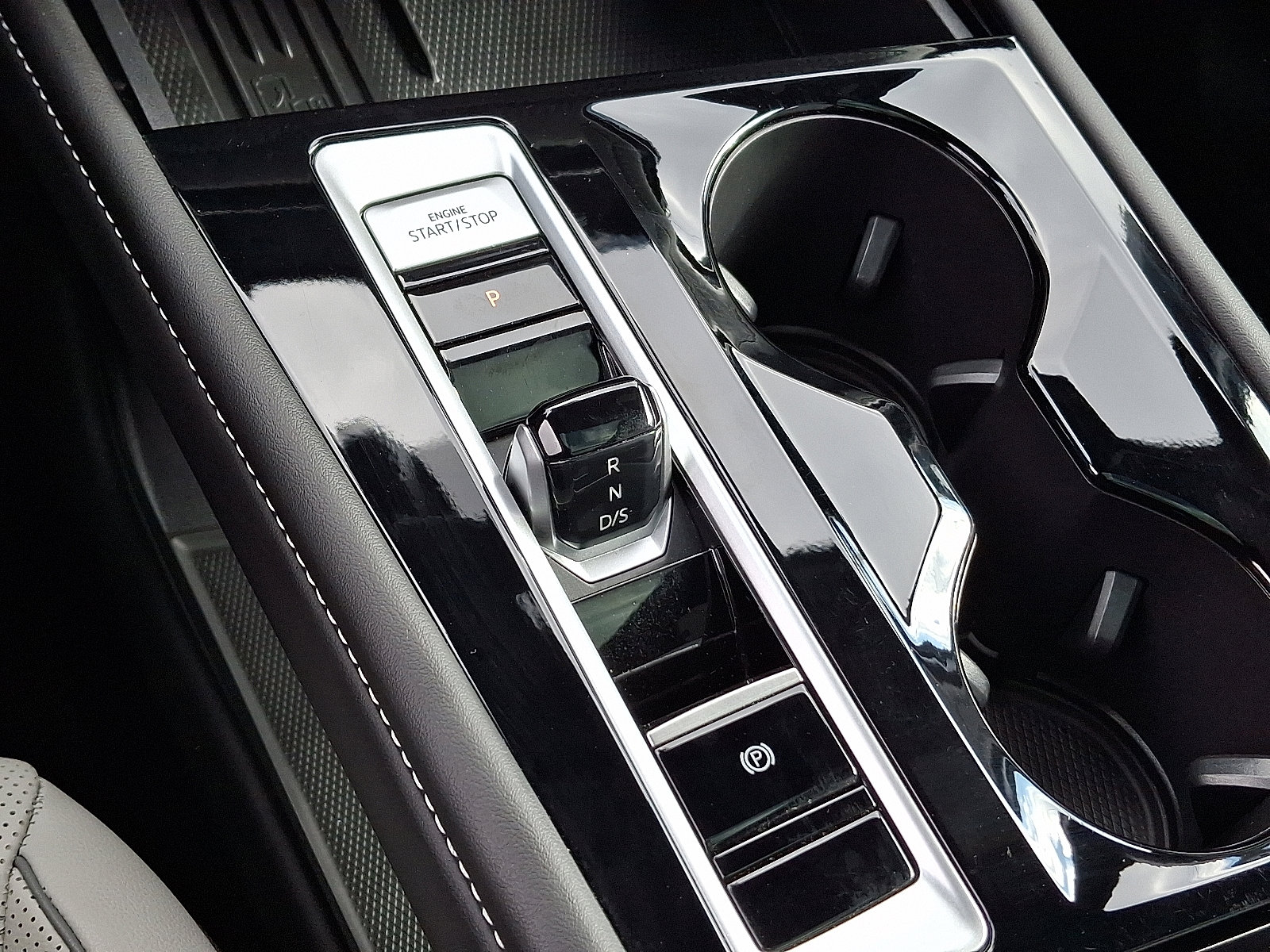 Used 2025 Volkswagen Atlas Cross Sport SEL Premium R-Line image 18