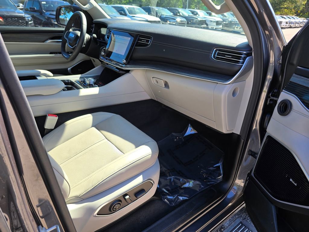 Used 2023 Jeep Wagoneer L Series III w/ Premium Group I AWD/4WD image 35