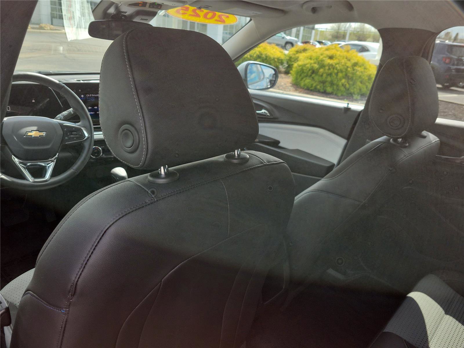 Used 2025 Chevrolet Trax LT w/ LT Convenience Package image 12