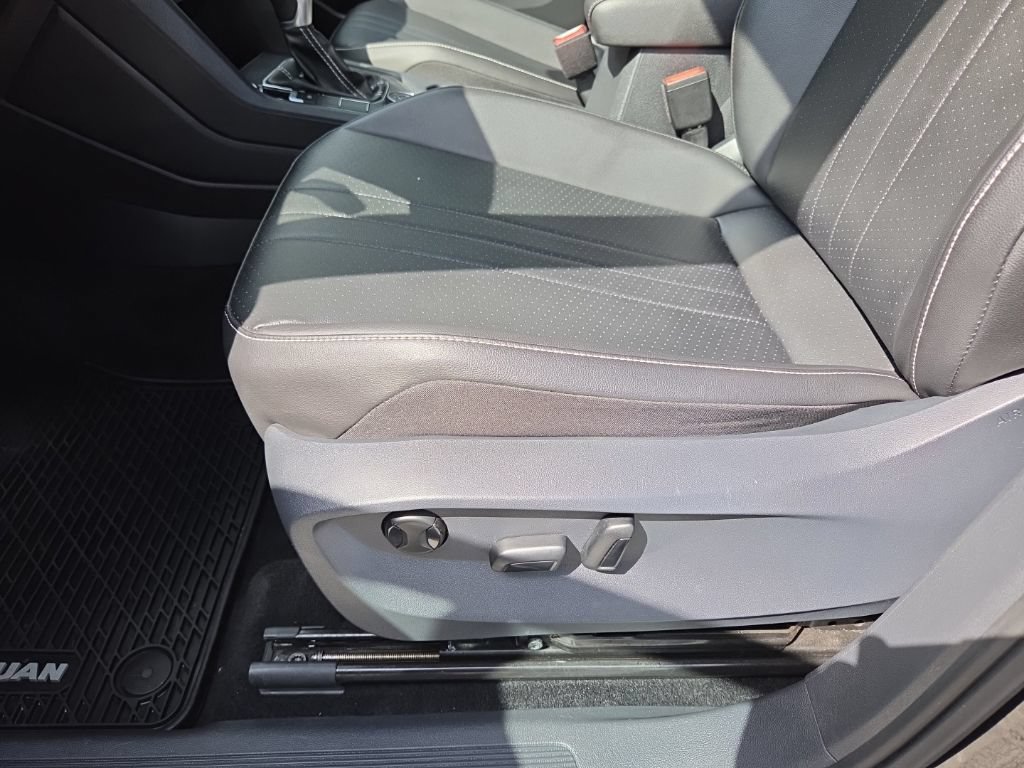 Used 2022 Volkswagen Tiguan SE AWD/4WD image 18