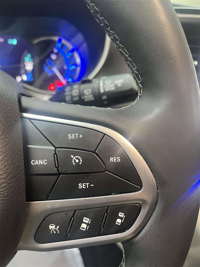 Used 2024 Chrysler Pacifica Select image 19