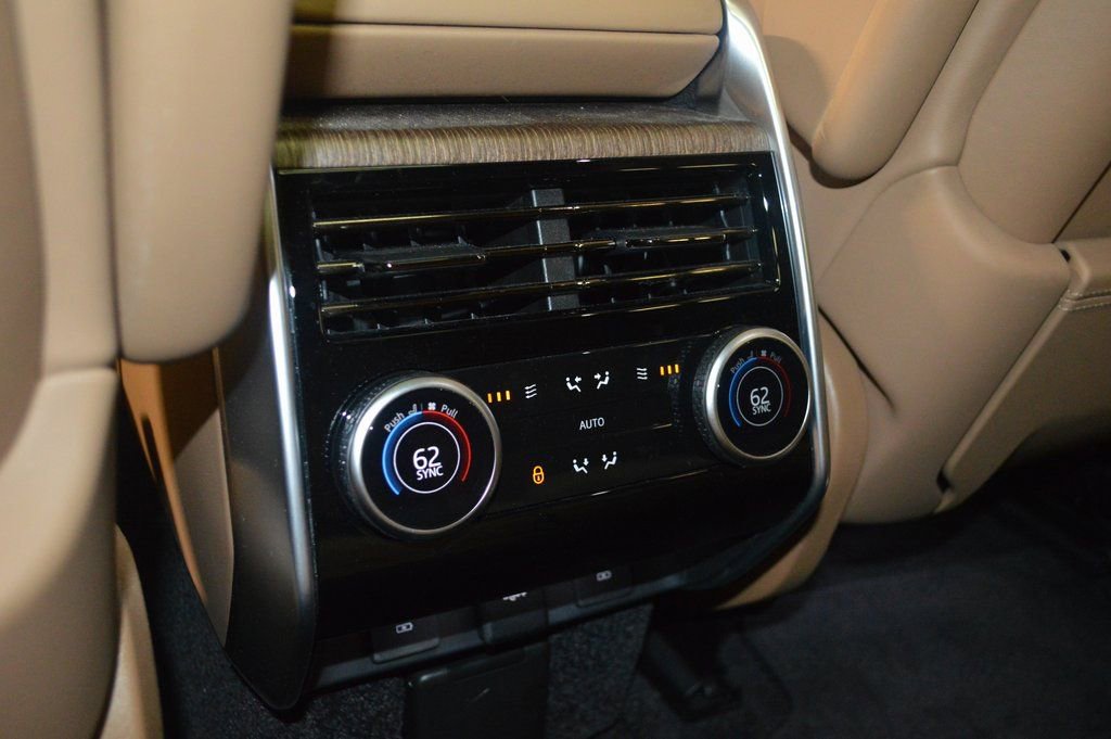 Used 2024 Land Rover Range Rover Long Wheelbase SE image 33