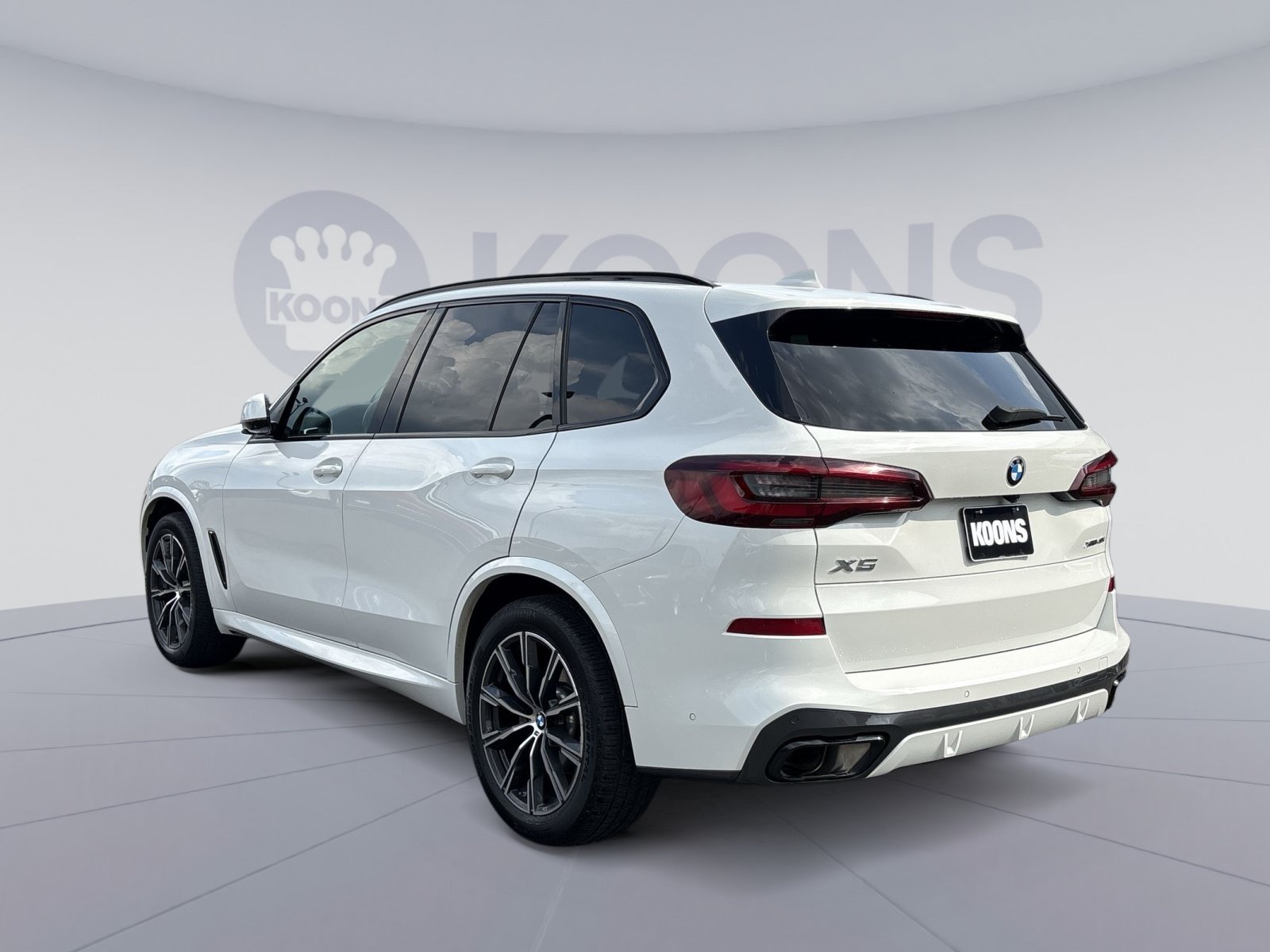 Used 2023 BMW X5 xDrive40i w/ M Sport Package AWD/4WD image 4