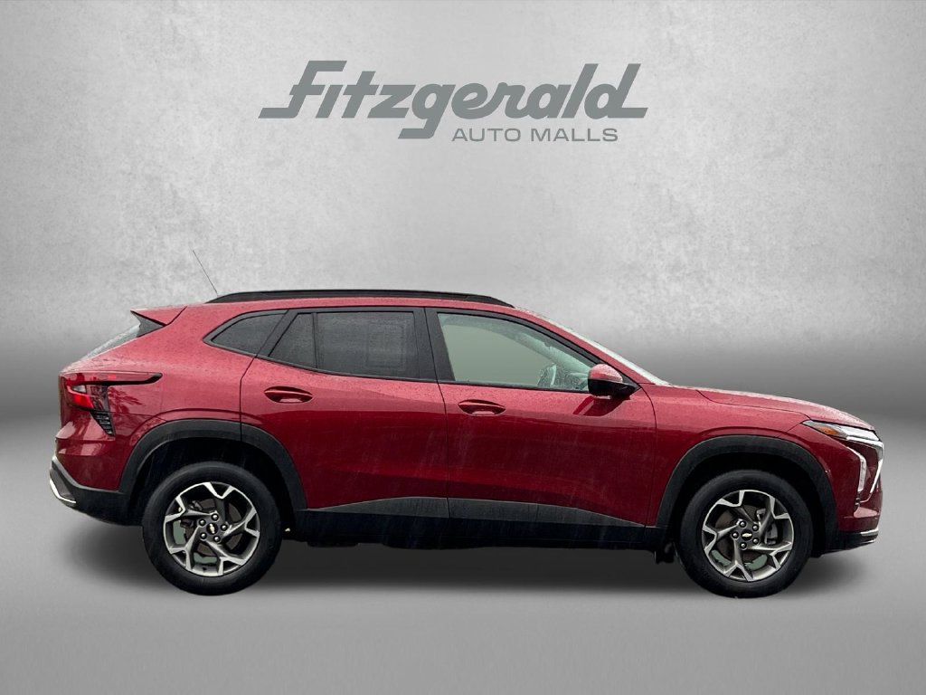 Used 2025 Chevrolet Trax LT FWD image 3