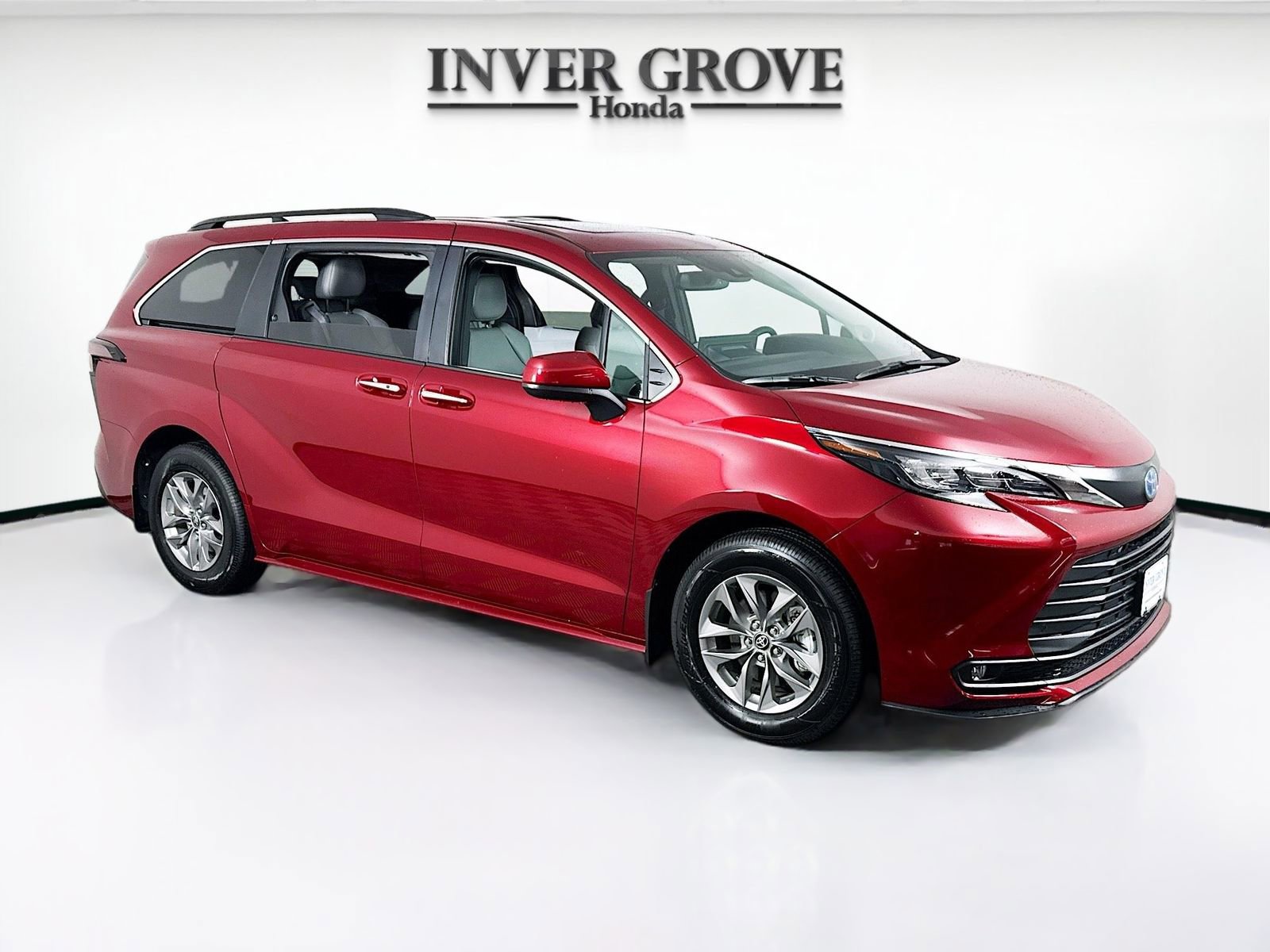 Used 2025 Toyota Sienna XLE w/ XLE Plus Package AWD/4WD image 3