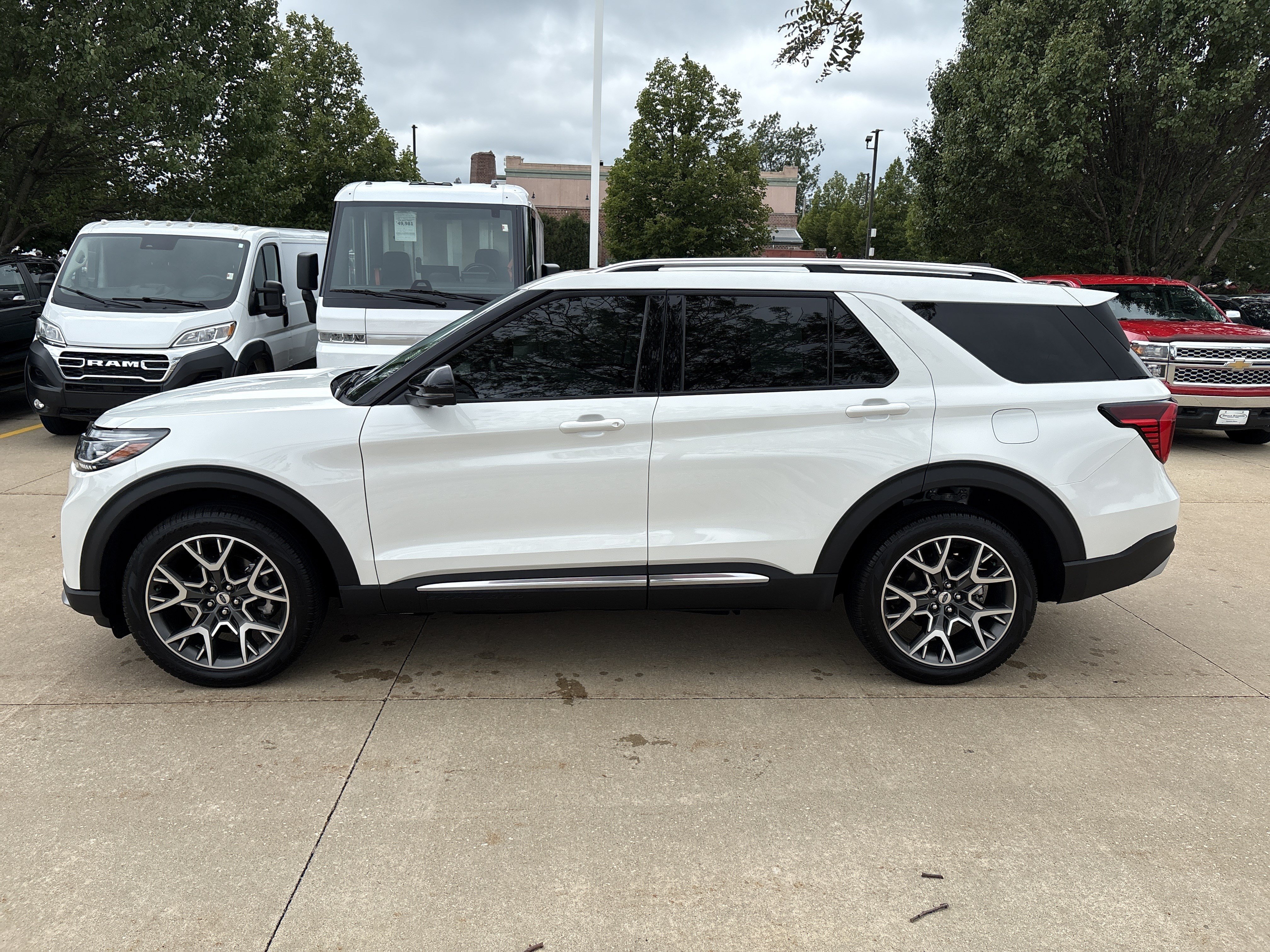 Used 2025 Ford Explorer Platinum w/ Ultimate Package AWD/4WD image 8